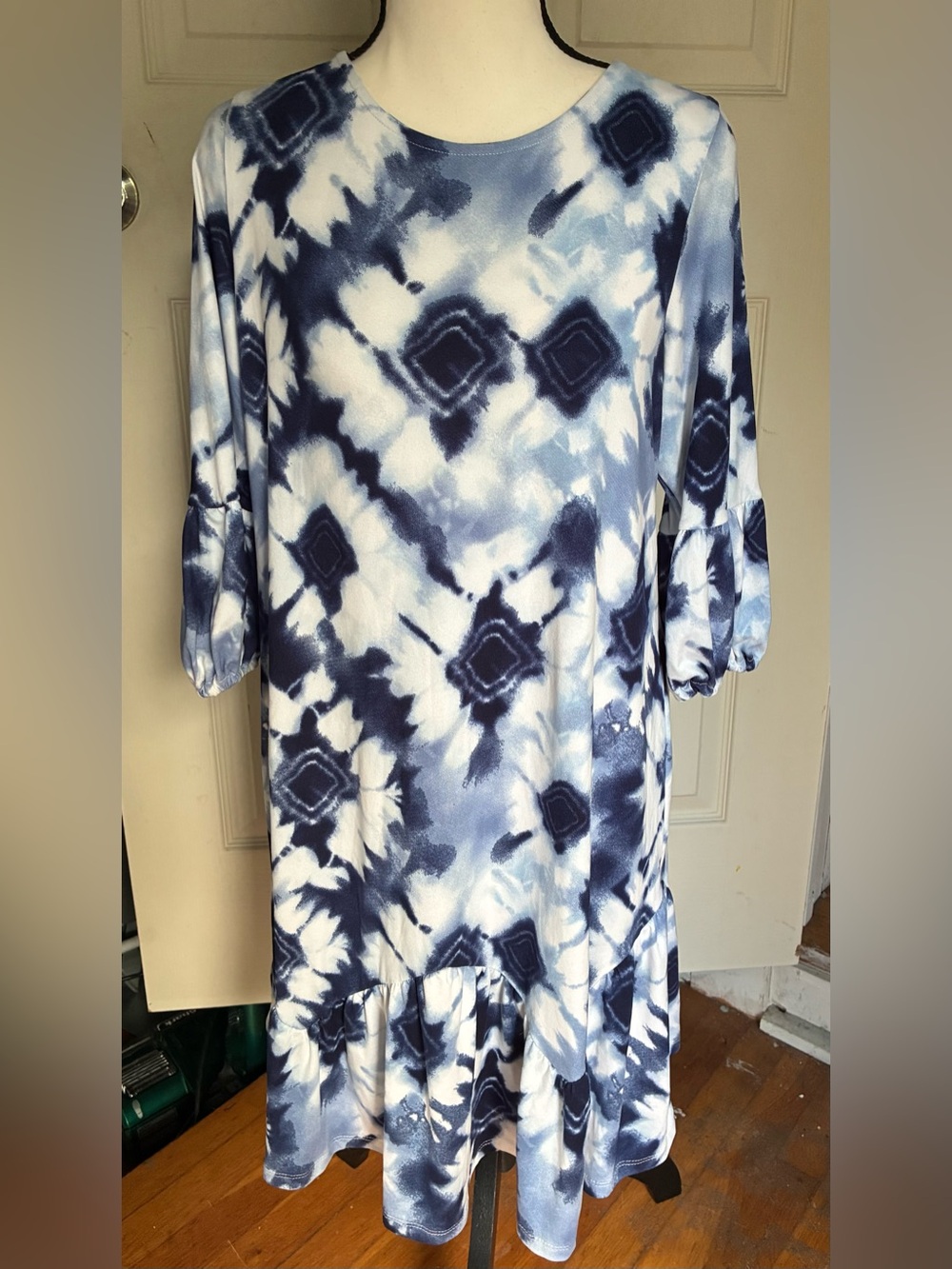 Trixxi Girl/3XL/fits like ladies med/elbow, to wrist, bell sleeves/ruffled hem